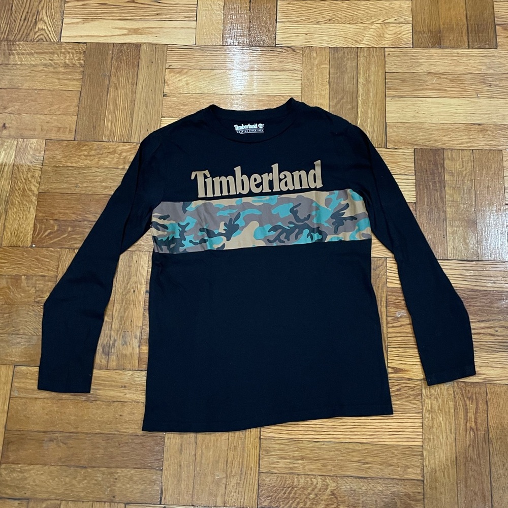 SOLD🚨Timberland Black and Camouflage Long Sleeve Tee in EUC